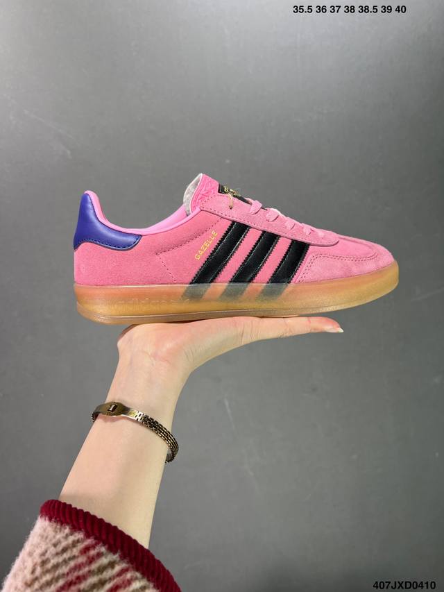 公司级阿迪达斯adidas Originals Gazelle Indoor 三叶草复古防滑耐磨低帮板鞋 鞋款采用柔软的绒面革和耐用的皮革衬里融合在橡胶外底上！