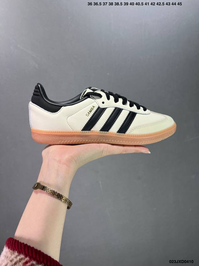 公司级adidas Samba Og 复古桑巴板鞋 纯原大厂出品 这款桑巴鞋展示了高质量的工艺 带有装饰的超锁缝制和无缝的手感 柔软、柔软的皮革造型和标志性的3