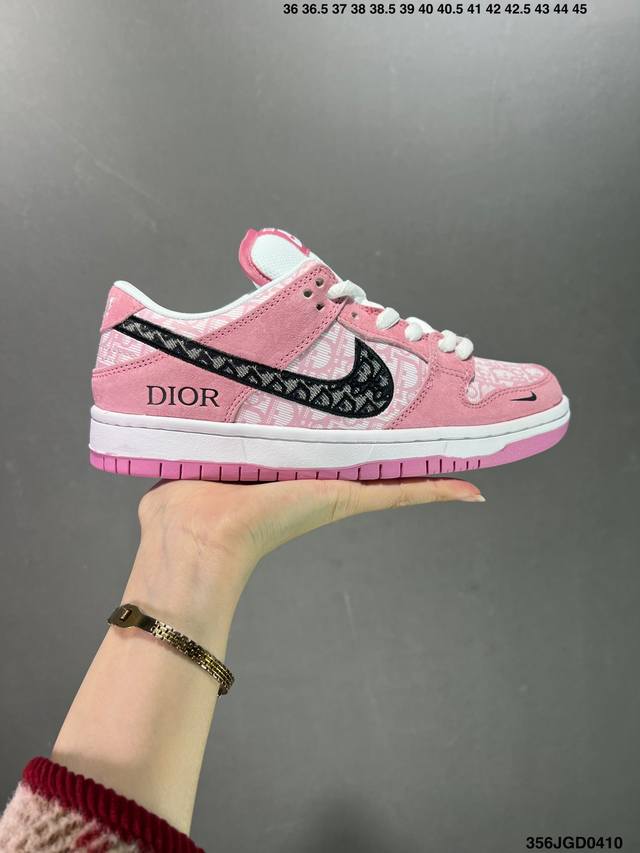 真标耐克 Nike Sb Zoom Dunk Low 板鞋 系列经典百搭休闲运动板鞋加厚鞋舌的填充，使舒适性大大提升，同时也更方便穿脱中底部分则加入了脚感柔软舒