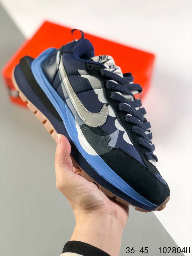 真标带半码！ Sacai X Nike Regasus Vaporrly S 华夫三代3.0走秀 ，鞋身材质由翻毛皮和透气网纱共同打造。熟悉的解构手法、重叠sw