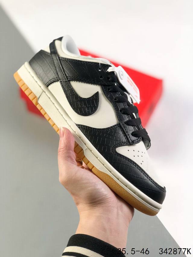 真标带半码！ 耐克nike Sb Dunk Low 复古低帮休闲运动滑板板鞋。采用脚感柔软舒适zoomair气垫，有效吸收滑板等极限运动在落地时带来的冲击力，为