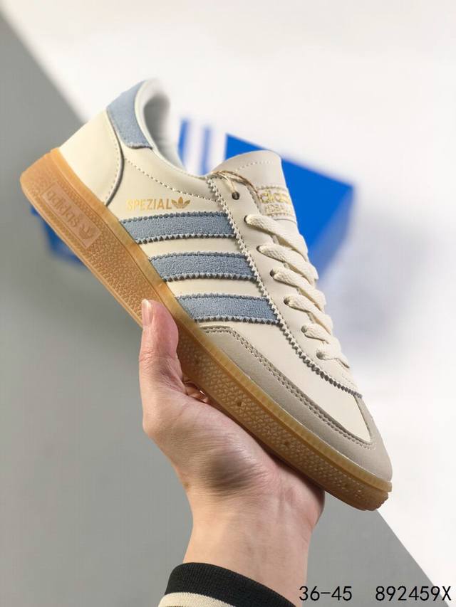 真标带半码！ Adidas Handball Spezial 阿迪达斯经典款 德训复古休闲板鞋 #全鞋采用反毛皮制作 牛筋耐磨大底 承载青春情怀的板鞋 经典三条