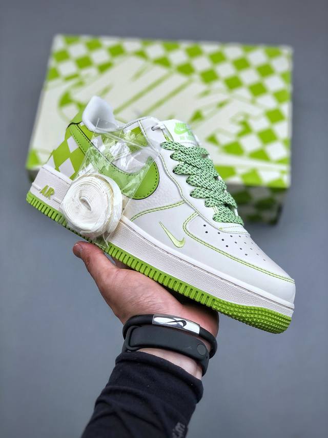 Nike Air Force 1 Low 原厂冲刀皮料切割干净 无任何毛边 清洁度细节完美 做工细节全方位比对原鞋。货号：Gz5688 033 原楦原纸板 打造