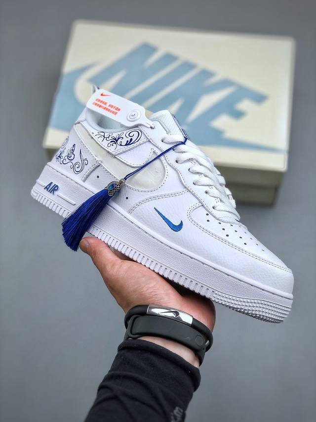 Nk Air Force 1'07 Low “蝶恋花”空军一号低帮休闲板鞋 货号：Fb8971-100 白色皮面搭配蓝色线条 图案选用蝶恋花 挂国风流苏点缀 蝴