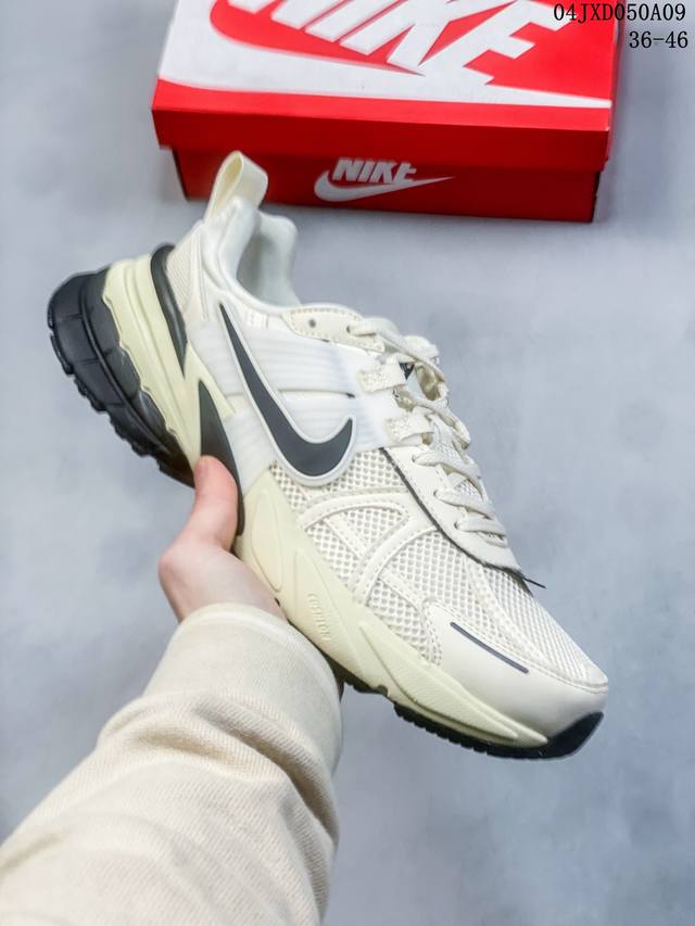 公司级nike V2K Run跑步鞋复古风潮 网面透气运动鞋 灰银紧致的鞋面材质提供良好的包裹性鞋侧 Swoosh以及鞋头部分搭配增添不少亮点的镀铬细节鞋垫上印