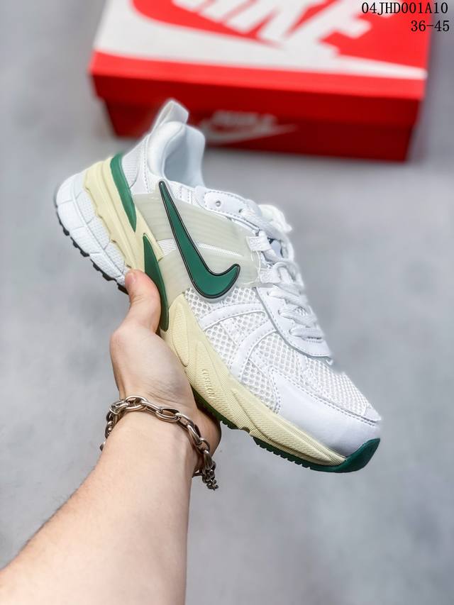 公司级nike V2K Run跑步鞋复古风潮 网面透气运动鞋 灰银紧致的鞋面材质提供良好的包裹性鞋侧 Swoosh以及鞋头部分搭配增添不少亮点的镀铬细节鞋垫上印