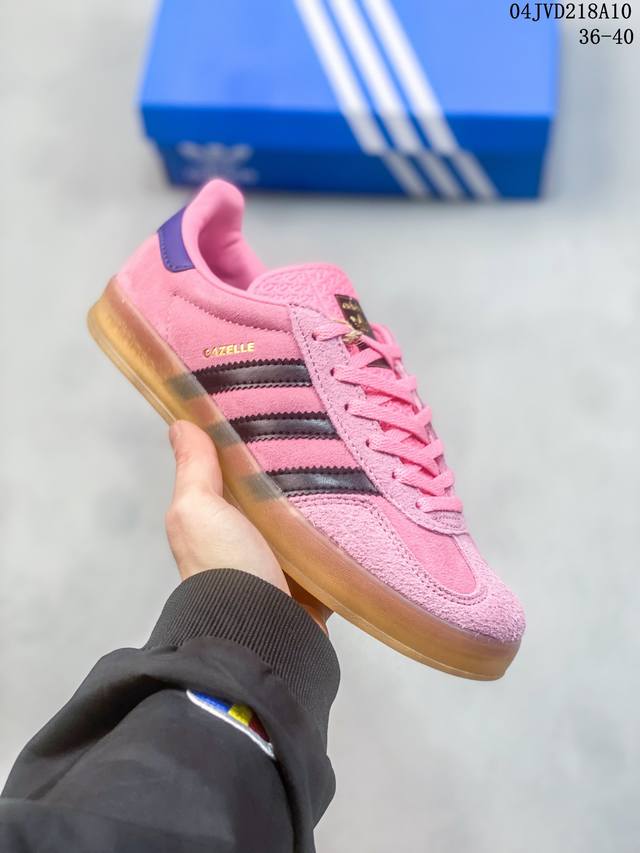 Adidas Originals Gazelle Indoor 阿迪达斯 低帮 粉红 T头鞋防滑耐磨轻便低邦板鞋男女同款 鞋身采用清新的红色作为主色调，搭配经典