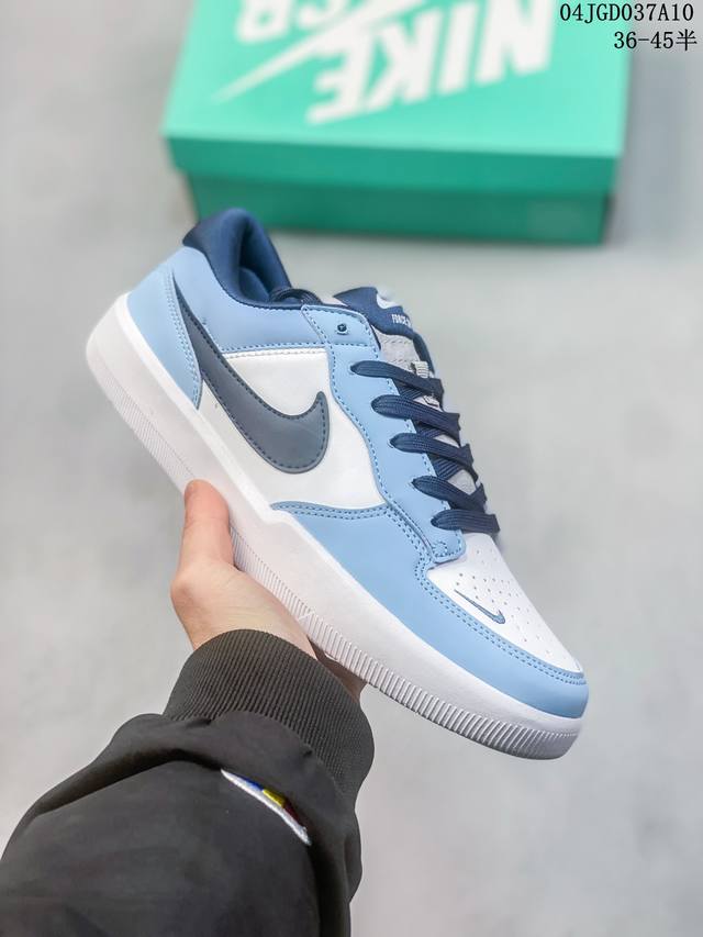 真标耐克nike Sb Force 58是一款将前沿创新带入街头的单品，它具有硫化杯底，具有出色的耐用性和灵活性。使用帆布和绒面革，在饰面上放置通风口，它自始至