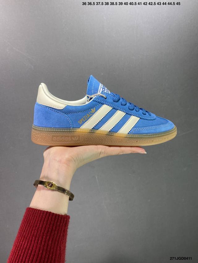 Adidas Handball Spezial 三叶草学院风复古休闲板鞋 橡胶底柔软绒面革经典运动鞋男女士鞋圆头、缝合拼接设计、正面绑带、鞋舌部位附有标贴、经典