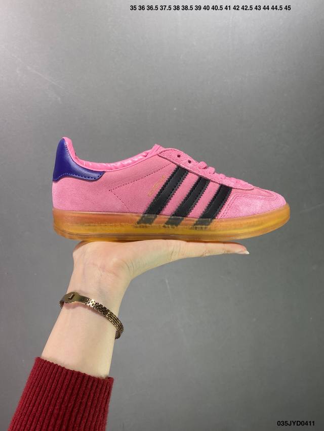 公司级阿迪达斯adidas Originals Gazelle Indoor 三叶草复古防滑耐磨低帮板鞋 鞋款采用柔软的绒面革和耐用的皮革衬里融合在橡胶外底上！