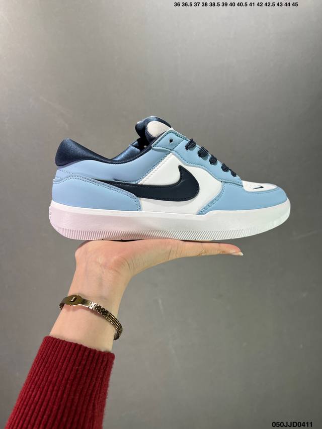 耐克nike Sb Force 58是一款将前沿创新带入街头的单品，它具有硫化杯底，具有出色的耐用性和灵活性。使用帆布和绒面革，在饰面上放置通风口，它自始至终都