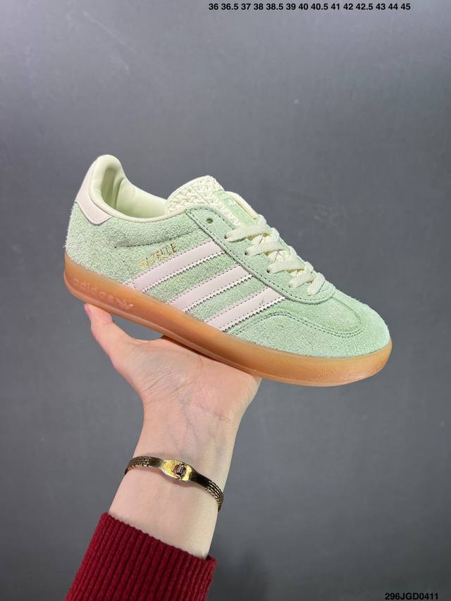 真标adidas Originals Gazelle Indoor 阿迪达斯 低帮 草莓熊 这款经典鞋，忠于原版设计，鞋面整体以紫色麂皮呈现，侧边经典白色皮革三