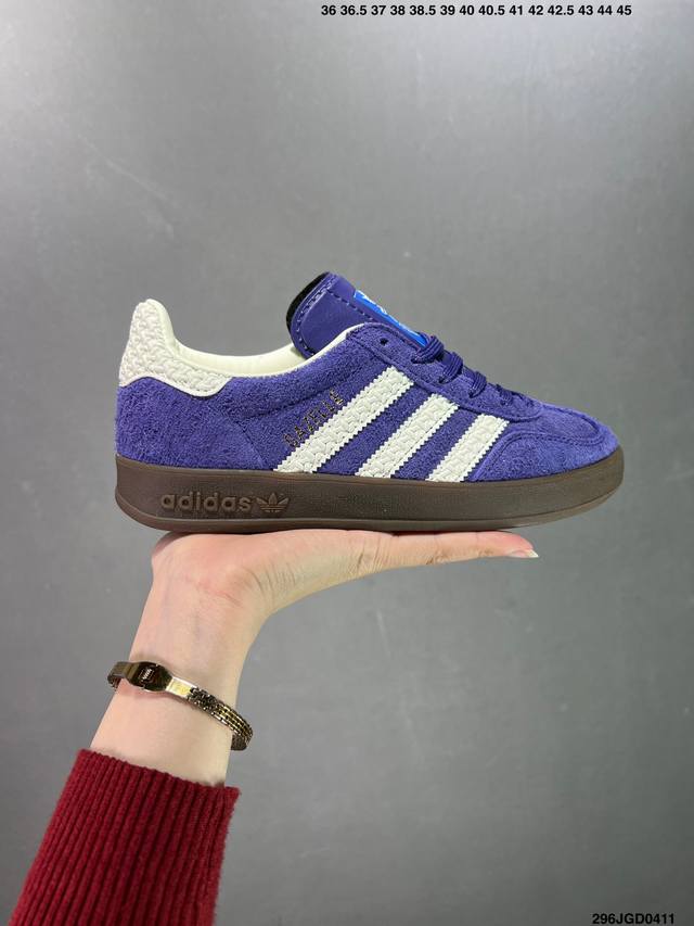 真标adidas Originals Gazelle Indoor 阿迪达斯 低帮 草莓熊 这款经典鞋，忠于原版设计，鞋面整体以紫色麂皮呈现，侧边经典白色皮革三