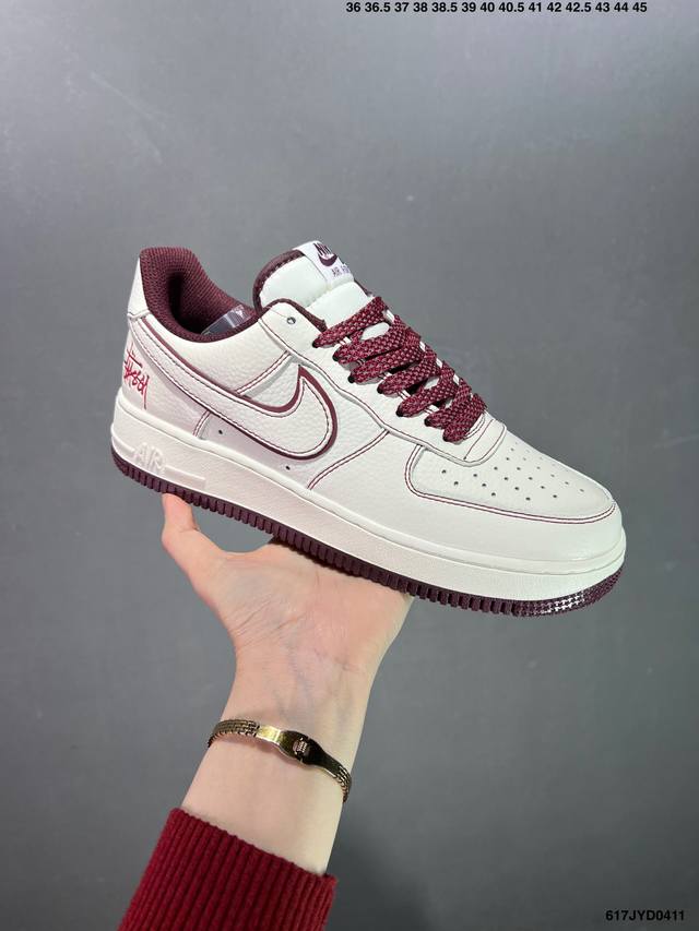 公司级耐克nike Air Force 1 Low 空军一号低帮 龙年 百搭休闲运动板鞋。柔软、弹性十足的缓震性能和出色的中底设计，横跨复古与现代的外型结合，造