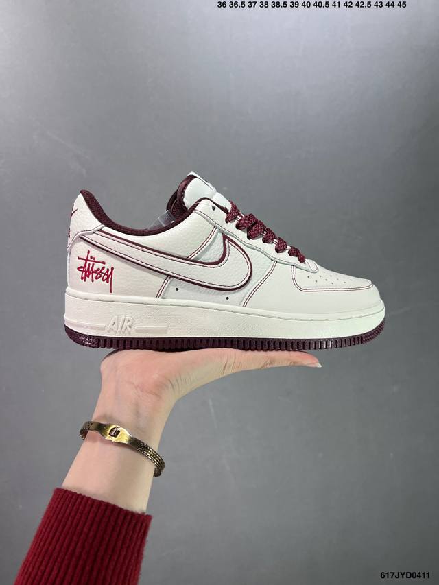 公司级耐克nike Air Force 1 Low 空军一号低帮 龙年 百搭休闲运动板鞋。柔软、弹性十足的缓震性能和出色的中底设计，横跨复古与现代的外型结合，造