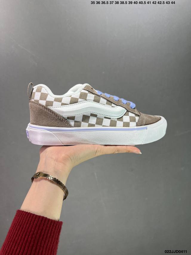 Vans Classics Knu Skool 苏格兰格纹拼接 厚鞋舌面包鞋 Vans联名超火的土豆鞋，复古经典，鞋头放大、包边上移加厚、鞋舌加厚。Vans C