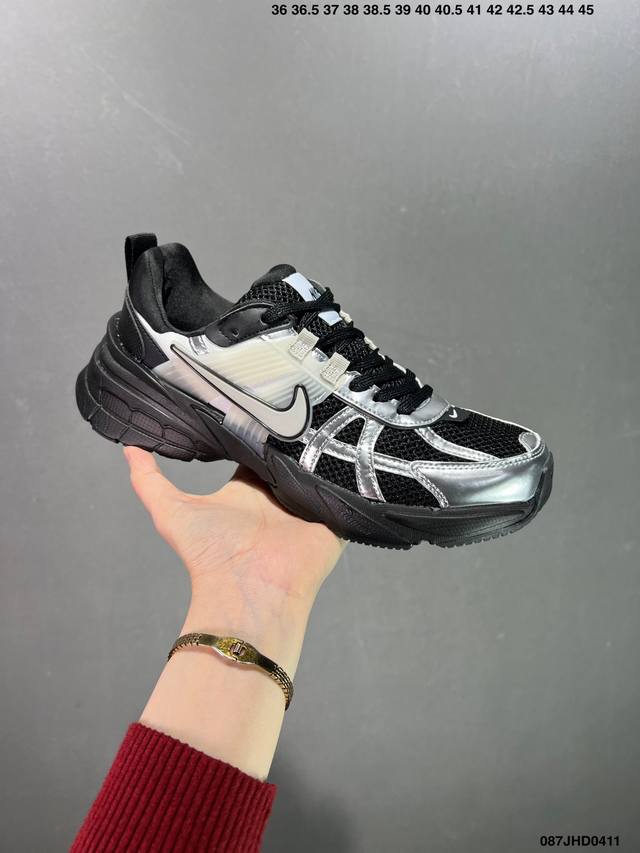 Nike V2K Runtekk 灰白 减震防滑复古低帮跑步鞋 材质上使用大面积网眼 皮革 Tpu 组成 支撑和透气性肯定不错 中底处由 Cushlon 泡绵打