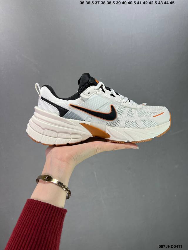 Nike V2K Runtekk 灰白 减震防滑复古低帮跑步鞋 材质上使用大面积网眼 皮革 Tpu 组成 支撑和透气性肯定不错 中底处由 Cushlon 泡绵打