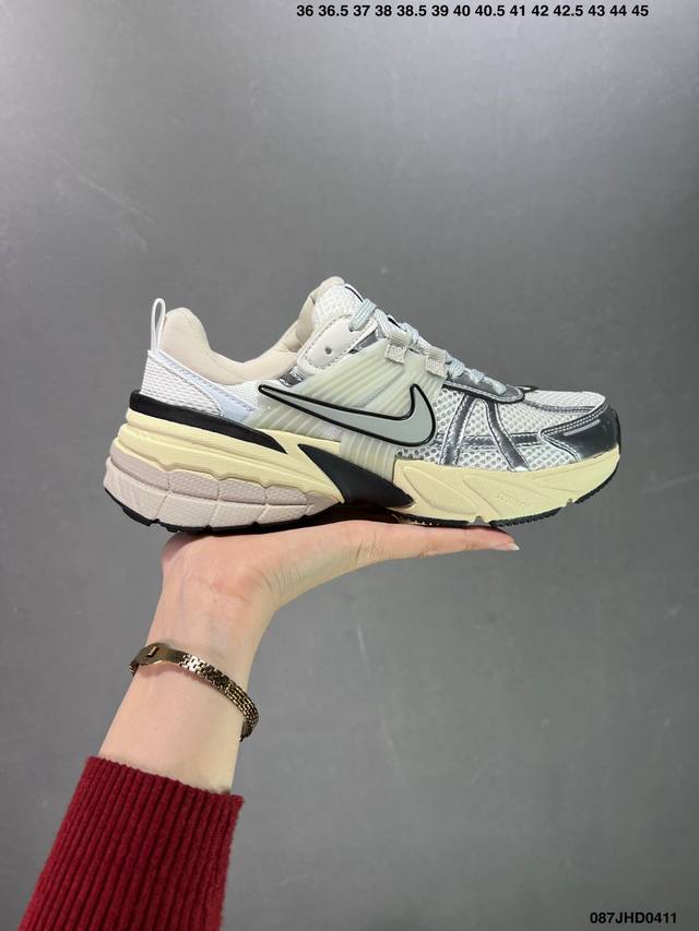 Nike V2K Runtekk 灰白 减震防滑复古低帮跑步鞋 材质上使用大面积网眼 皮革 Tpu 组成 支撑和透气性肯定不错 中底处由 Cushlon 泡绵打