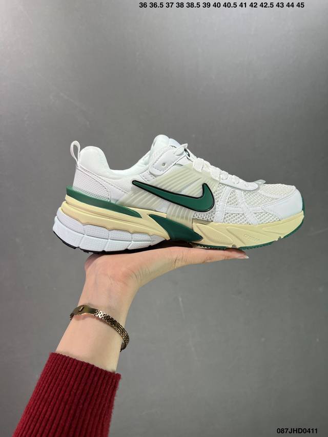 Nike V2K Runtekk 灰白 减震防滑复古低帮跑步鞋 材质上使用大面积网眼 皮革 Tpu 组成 支撑和透气性肯定不错 中底处由 Cushlon 泡绵打