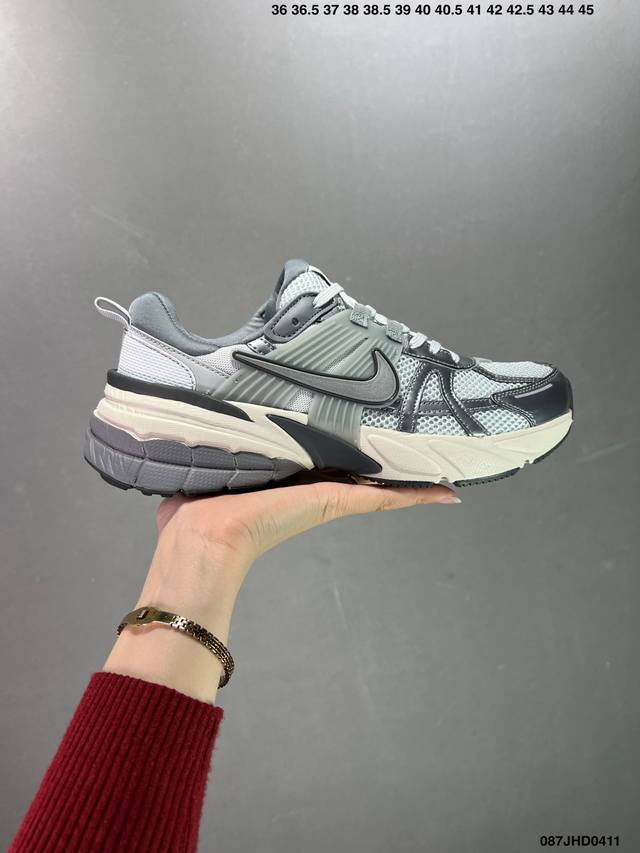 Nike V2K Runtekk 灰白 减震防滑复古低帮跑步鞋 材质上使用大面积网眼 皮革 Tpu 组成 支撑和透气性肯定不错 中底处由 Cushlon 泡绵打