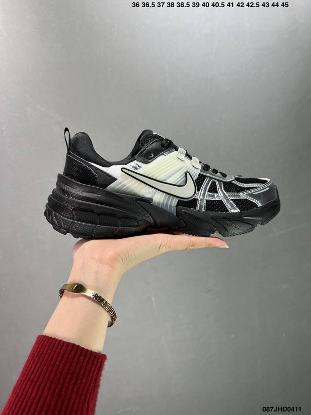 Nike V2K Runtekk 灰白 减震防滑复古低帮跑步鞋 材质上使用大面积网眼 皮革 Tpu 组成 支撑和透气性肯定不错 中底处由 Cushlon 泡绵打