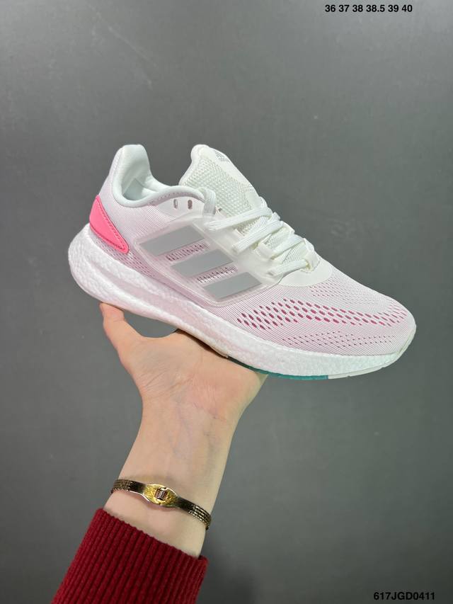 阿迪达斯adidas Pureboost 22 H.Tdy爆米花缓震中底跑步鞋。鞋面以织编材质为基底，后及跟脚趾处融全入新设计，通过格网印刷支将撑材料于附鞋面上