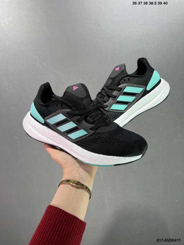 阿迪达斯adidas Pureboost 22 H.Tdy爆米花缓震中底跑步鞋。鞋面以织编材质为基底，后及跟脚趾处融全入新设计，通过格网印刷支将撑材料于附鞋面上