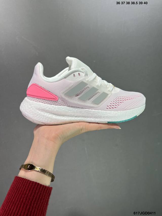 阿迪达斯adidas Pureboost 22 H.Tdy爆米花缓震中底跑步鞋。鞋面以织编材质为基底，后及跟脚趾处融全入新设计，通过格网印刷支将撑材料于附鞋面上