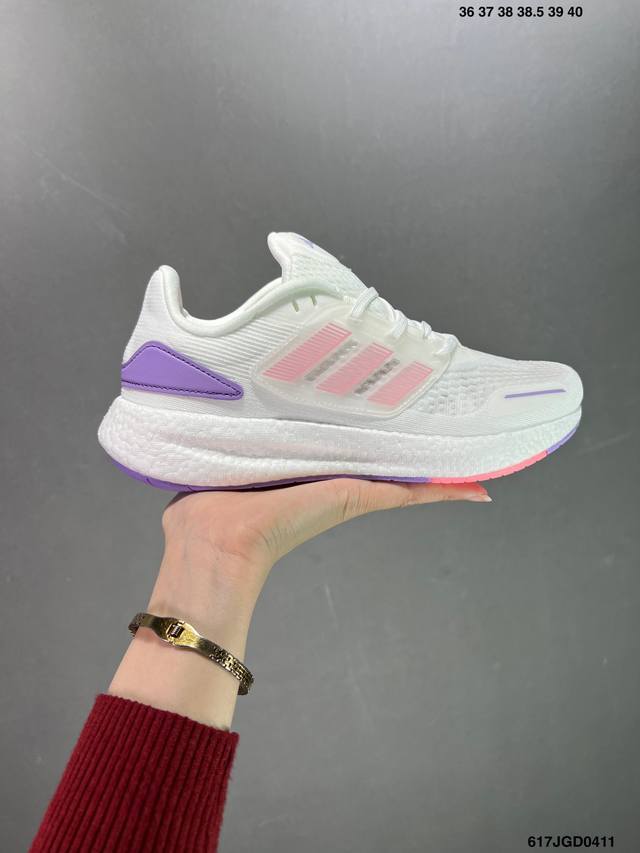 阿迪达斯adidas Pureboost 22 H.Tdy爆米花缓震中底跑步鞋。鞋面以织编材质为基底，后及跟脚趾处融全入新设计，通过格网印刷支将撑材料于附鞋面上