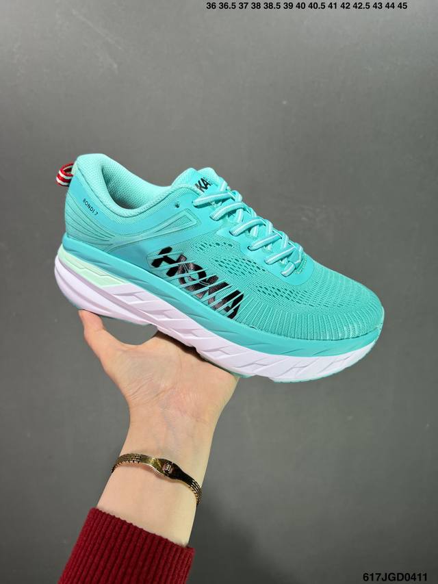 Hoka One One Bondi 7 余文乐同款 机能缓震跑鞋 1110519 美国新兴跑鞋品牌，鞋面部分采用工程网眼面料，可以确保必要的透气性能。而为了弥