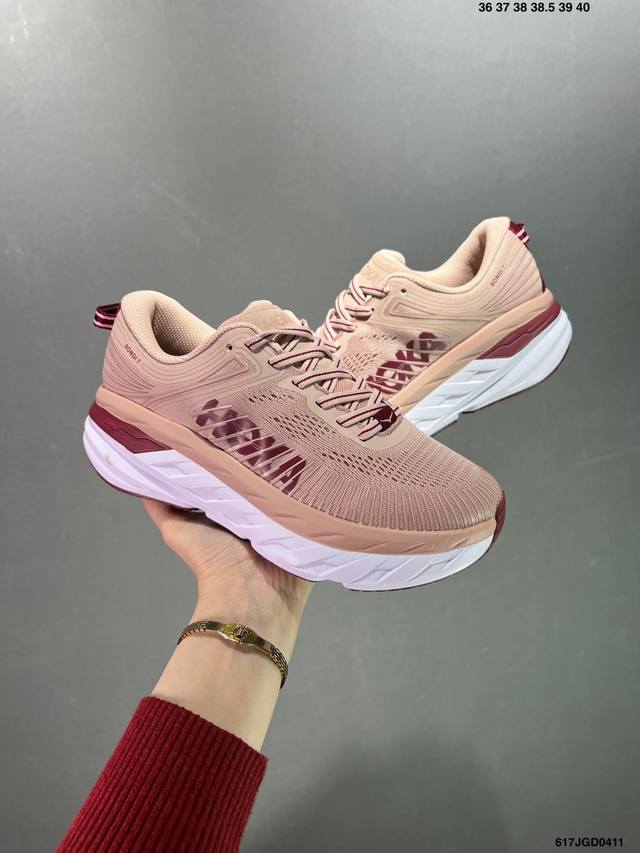 Hoka One One Bondi 7 余文乐同款 机能缓震跑鞋 1110519 美国新兴跑鞋品牌，鞋面部分采用工程网眼面料，可以确保必要的透气性能。而为了弥