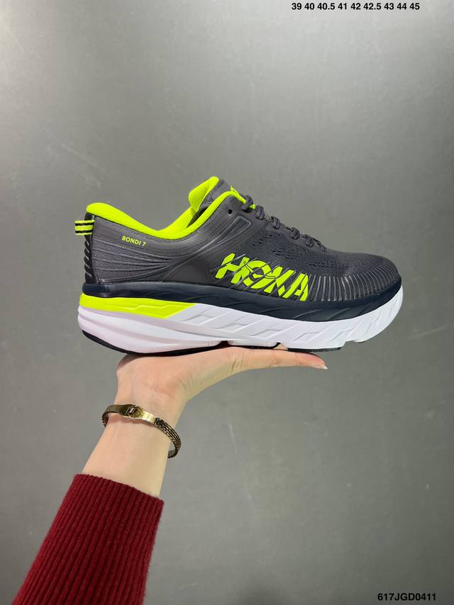 Hoka One One Bondi 7 余文乐同款 机能缓震跑鞋 1110519 美国新兴跑鞋品牌，鞋面部分采用工程网眼面料，可以确保必要的透气性能。而为了弥