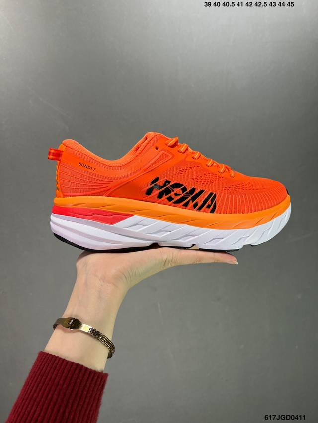 Hoka One One Bondi 7 余文乐同款 机能缓震跑鞋 1110519 美国新兴跑鞋品牌，鞋面部分采用工程网眼面料，可以确保必要的透气性能。而为了弥