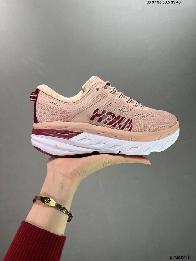 Hoka One One Bondi 7 余文乐同款 机能缓震跑鞋 1110519 美国新兴跑鞋品牌，鞋面部分采用工程网眼面料，可以确保必要的透气性能。而为了弥