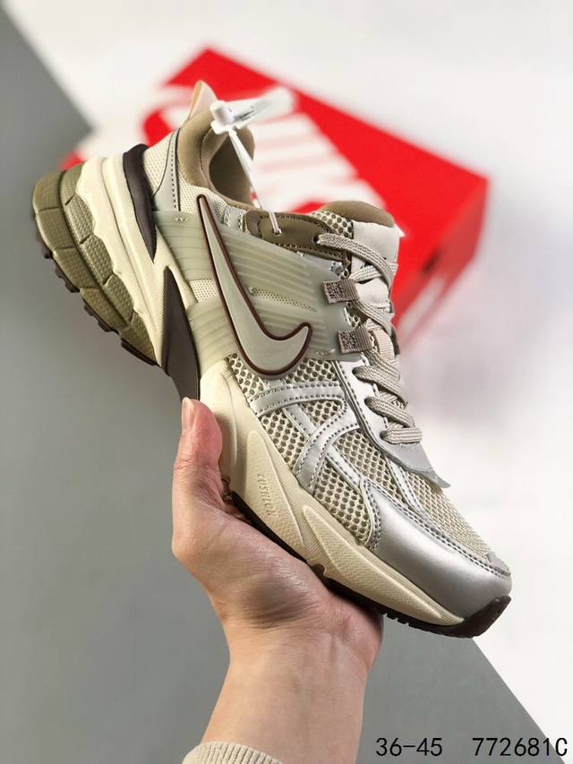 真标带半码！ 耐克 Nike V2K Run跑步鞋 复古风潮 网面透气运动鞋 紧致的鞋面材质提供良好的包裹性 鞋侧 Swoosh以及鞋头部分搭配增添不少亮点的镀