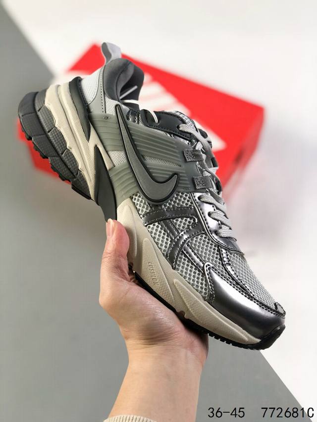 真标带半码！ 耐克 Nike V2K Run跑步鞋 复古风潮 网面透气运动鞋 紧致的鞋面材质提供良好的包裹性 鞋侧 Swoosh以及鞋头部分搭配增添不少亮点的镀