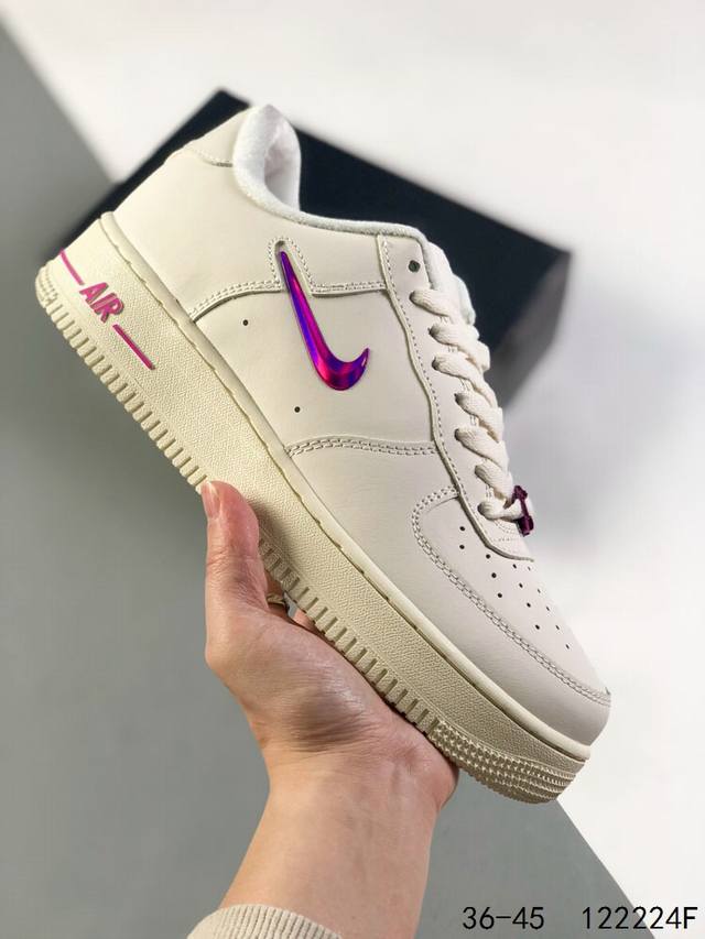 耐克nike Air Force 1 Low 空军一号 低帮百搭休闲运动板鞋 柔软、弹性十足的缓震性能和出色的中底设计，横跨复古与现代的外型结合，造就出风靡全球