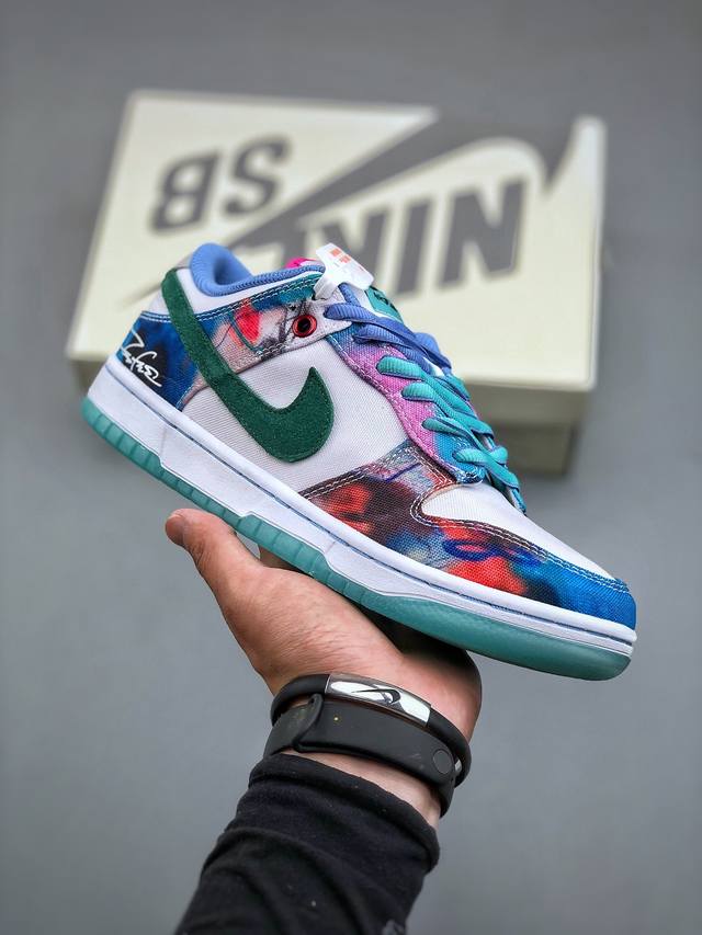 Futura Laboratories X Nike Sb Dunk Low 重磅联名鞋面使用网布以及印有涂鸦效果的帆布材质打造，蓝绿色的鞋身十分清新，适合夏季