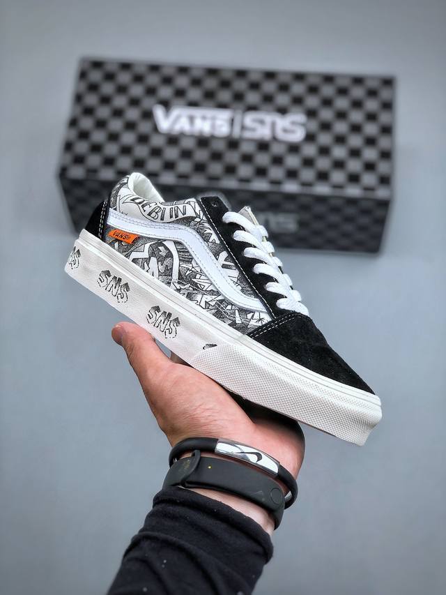 美国官网预售定制款 Vans Old Skool Vault Og X Sns 联名 黑白插图海滩印花复古帆布板鞋 鞋面整体以米白为主色 搭配了涂鸦图案 围条印