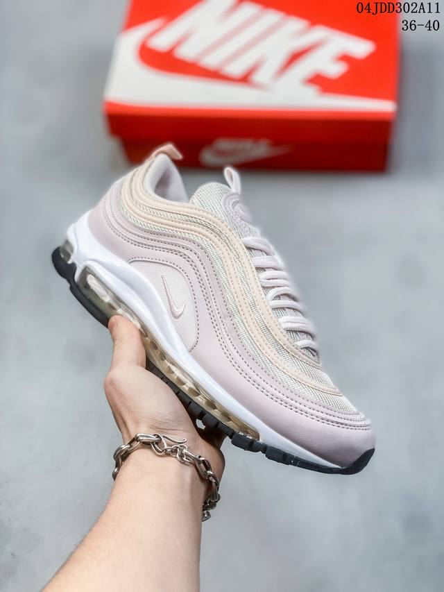 Nike Air Max 97 Fen耐克97子弹头气垫 小潘气垫 、细节、走线、简约搭配，巧妙的运用了 Air Max 97 的鞋面条纹设计。全掌大容量 Ni