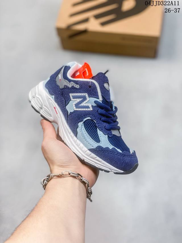 新百伦nbnewbalance2002乞丐版儿童鞋 Protection Pack 网面 复古 老爹鞋 鞋面采用粗糙裁剪的绒面革材质，搭配上泡绵裸露的鞋舌，营造