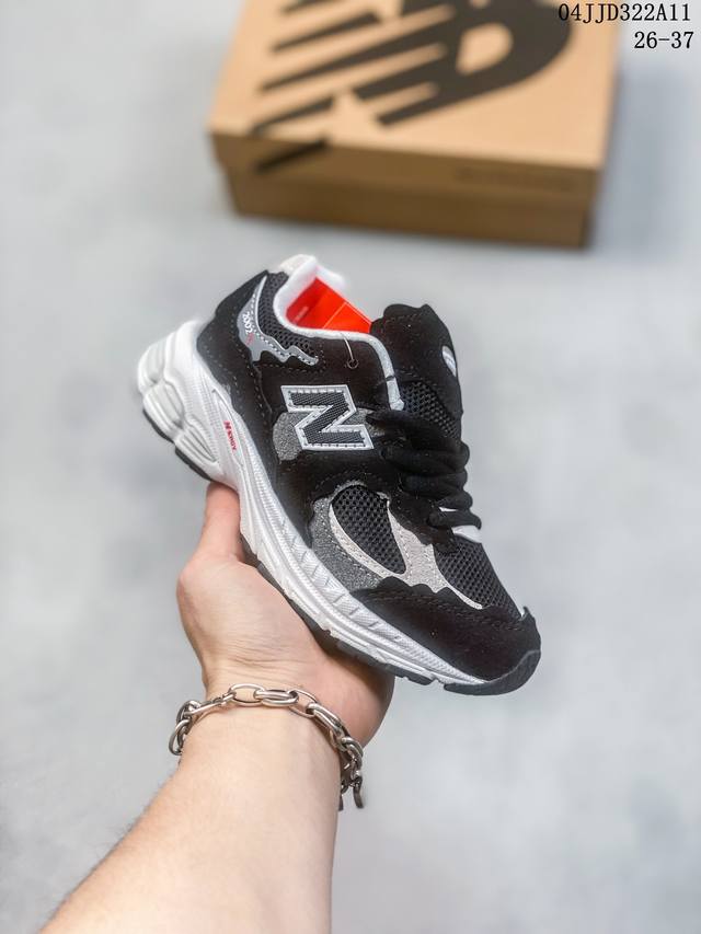 新百伦nbnewbalance2002乞丐版儿童鞋 Protection Pack 网面 复古 老爹鞋 鞋面采用粗糙裁剪的绒面革材质，搭配上泡绵裸露的鞋舌，营造