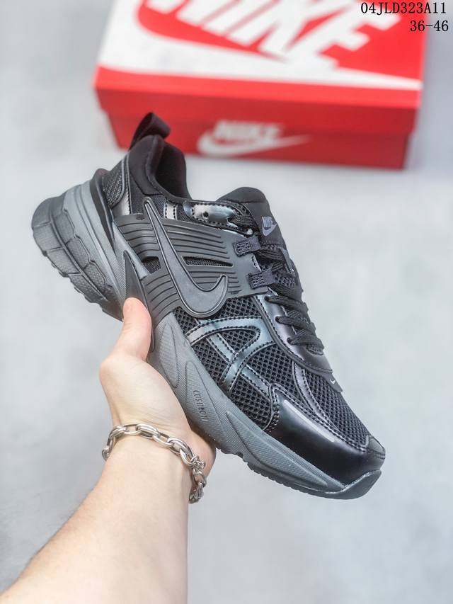 公司级nike V2K Run跑步鞋复古风潮 网面透气运动鞋 灰银紧致的鞋面材质提供良好的包裹性鞋侧 Swoosh以及鞋头部分搭配增添不少亮点的镀铬细节鞋垫上印