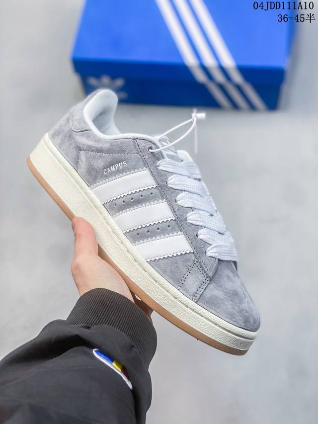 阿迪达斯 Adidas Originals Campus 00S 小面包运动鞋时尚复古板鞋 鞋身采用绒面皮料搭配白色常规皮革，质感上还是延续了经典 Campus