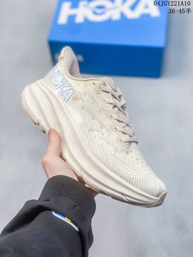 Hoka One One Bondi 7 余文乐同款 机能缓震跑鞋 1110519 美国新兴跑鞋品牌，鞋面部分采用工程网眼面料，可以确保必要的透气性能。而为了弥