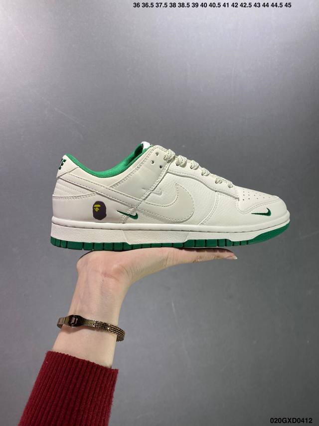 公司级bape X Nike Dunk Low 米白小绿勾 此款主张打破传统的工业化流水线设计限制，以made By Ideas的超级创意为理念，集结众多潮流设