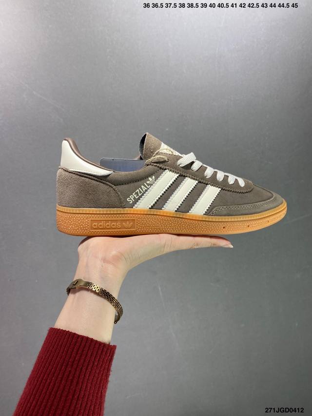 Adidas Handball Spezial 三叶草学院风复古休闲板鞋 橡胶底柔软绒面革经典运动鞋男女士鞋圆头、缝合拼接设计、正面绑带、鞋舌部位附有标贴、经典