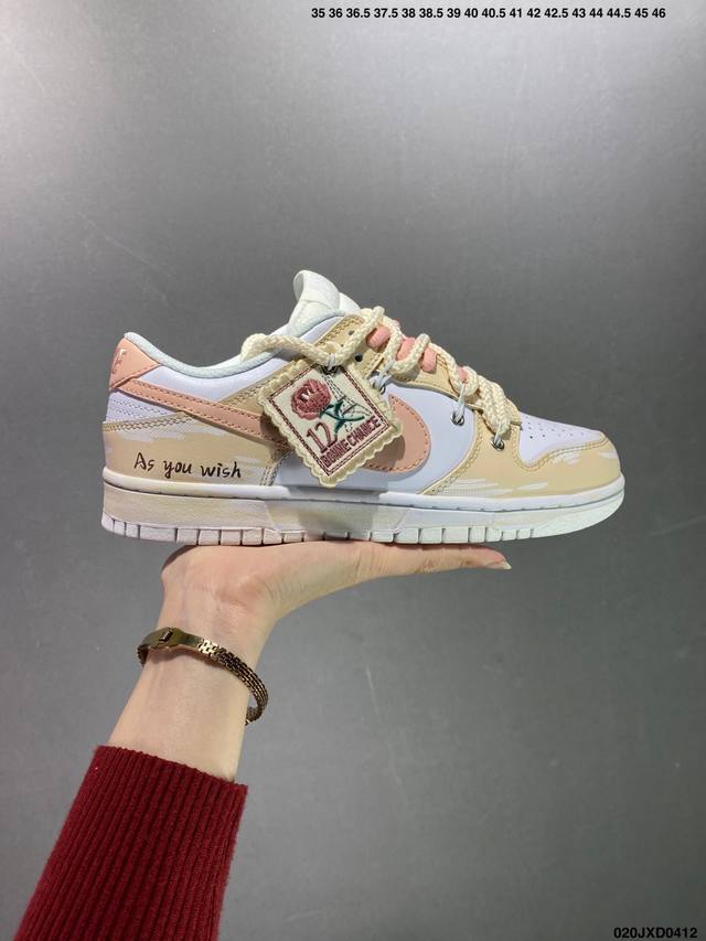 公司级耐克 Nike Dunk Low 运动鞋复古解构绑带板鞋 作为 80 年代经典篮球鞋款，起初专为硬木球场打造，后来成为席卷街头的时尚标杆，现以经典细节和复