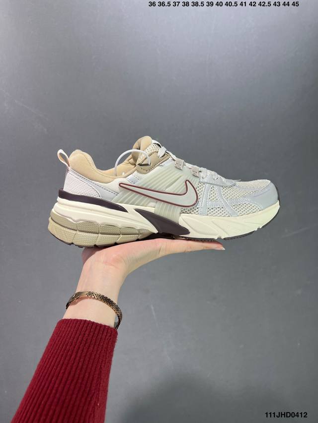 Nike V2K Runtekk 灰白 减震防滑复古低帮跑步鞋 材质上使用大面积网眼 皮革 Tpu 组成 支撑和透气性肯定不错 中底处由 Cushlon 泡绵打